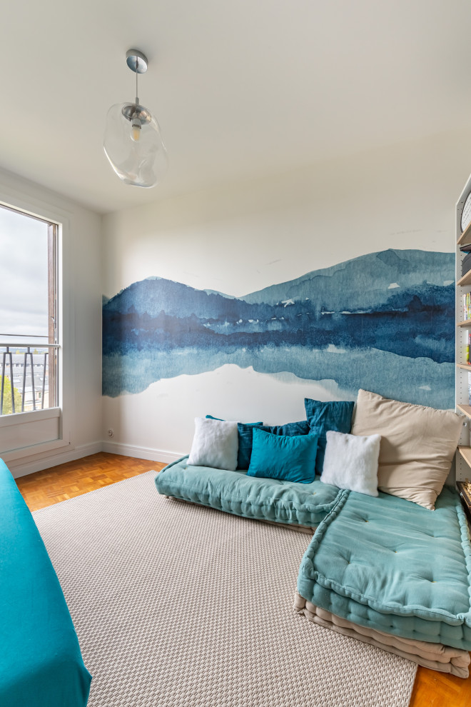 Свежая идея для дизайна: гостевая спальня среднего размера, (комната для гостей), в белых тонах с отделкой деревом в современном стиле с синими стенами, светлым паркетным полом, бежевым полом и обоями на стенах - отличное фото интерьера