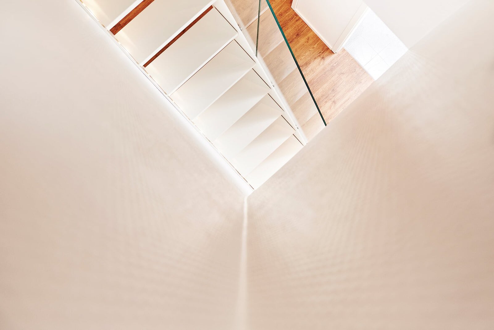 Лестница на тетиве со стеклянным ограждением