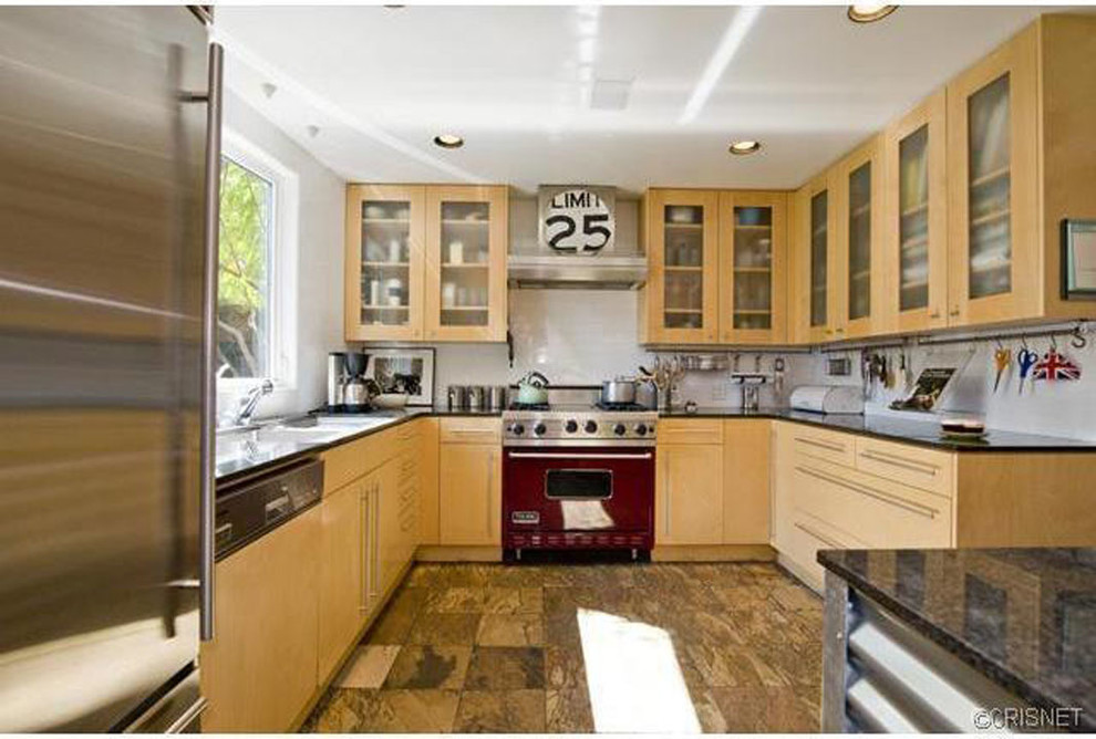 Modern inredning av ett mellanstort kök, med en trippel diskho, släta luckor, skåp i ljust trä, granitbänkskiva, vitt stänkskydd, stänkskydd i keramik, färgglada vitvaror, en köksö och skiffergolv