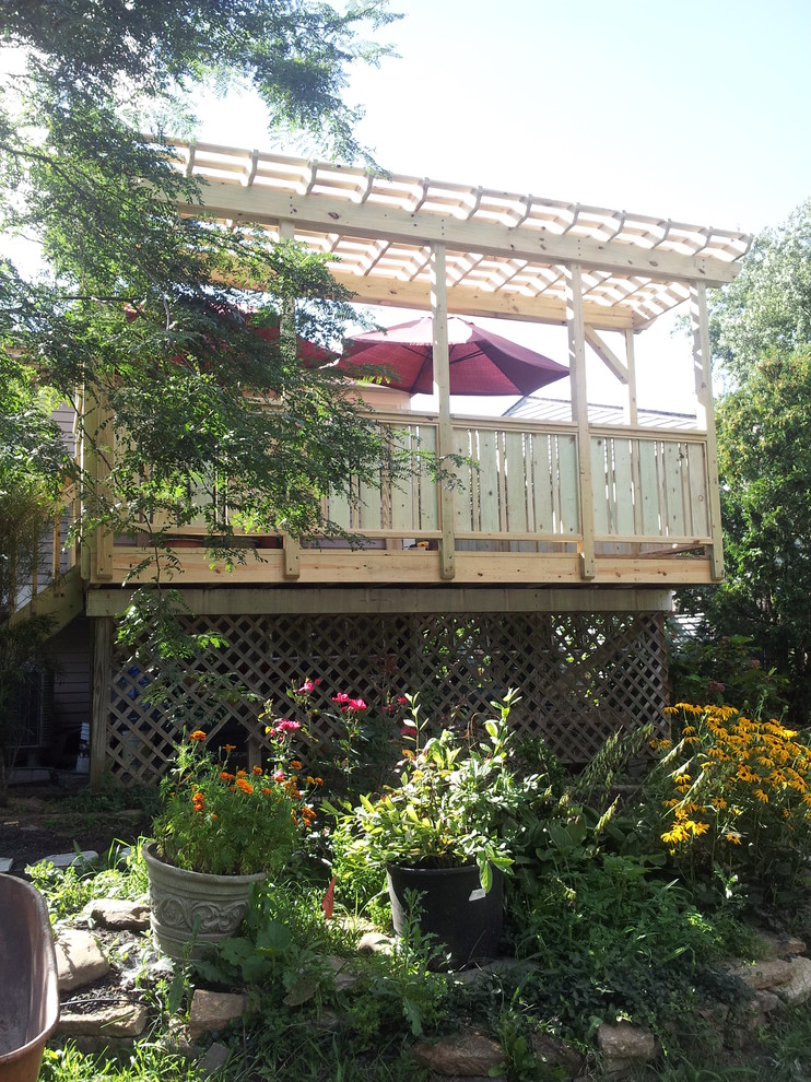 Transitional backyard deck photo in Columbus