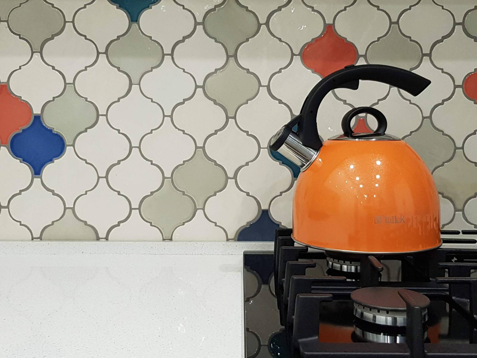 Бабушкина ваза на белой кухне