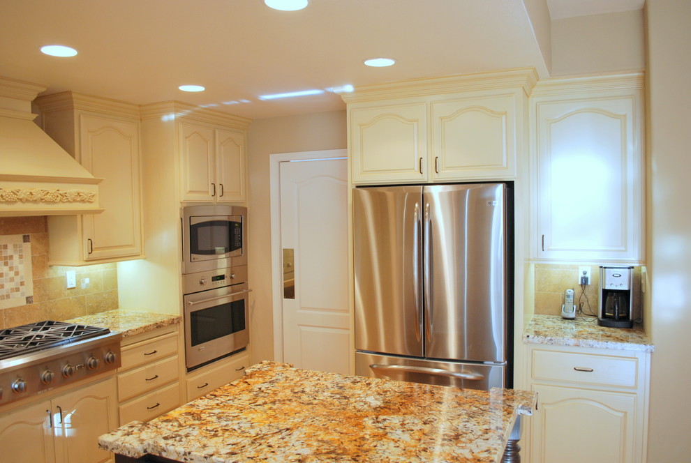 This is an example of a medium sized modern kitchen in San Francisco.