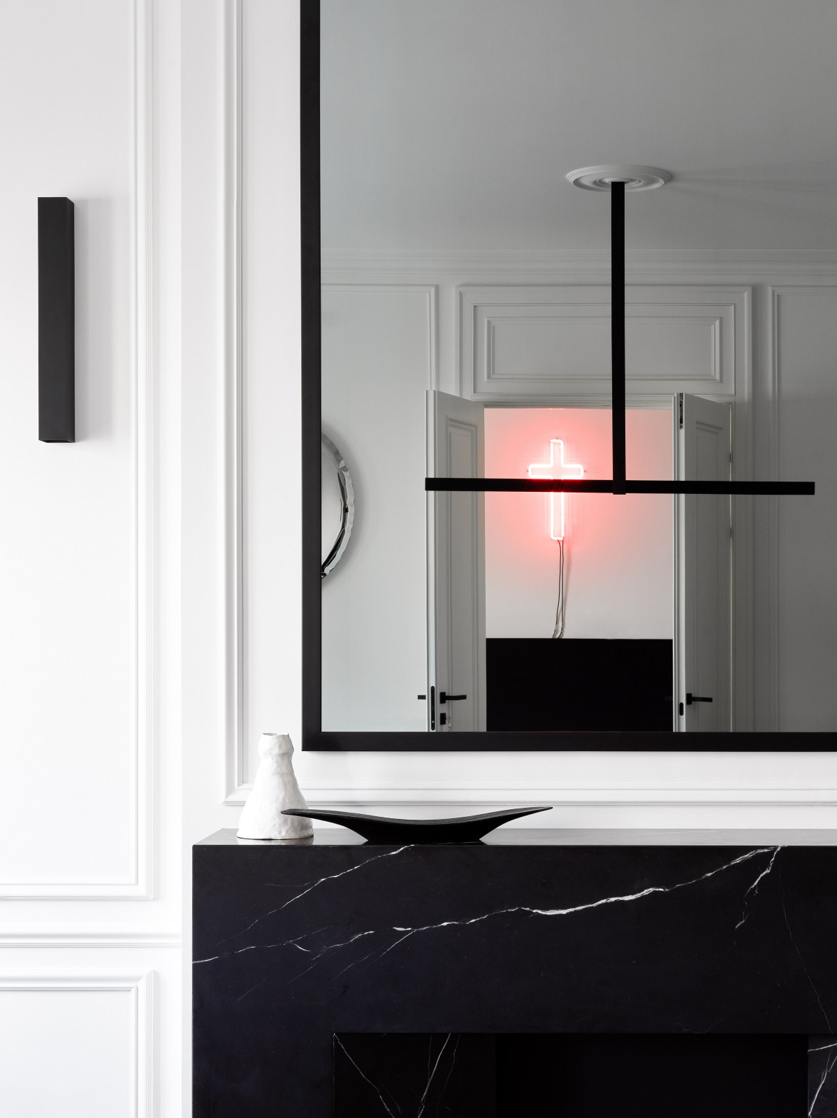 Скрытый телевизор над камином