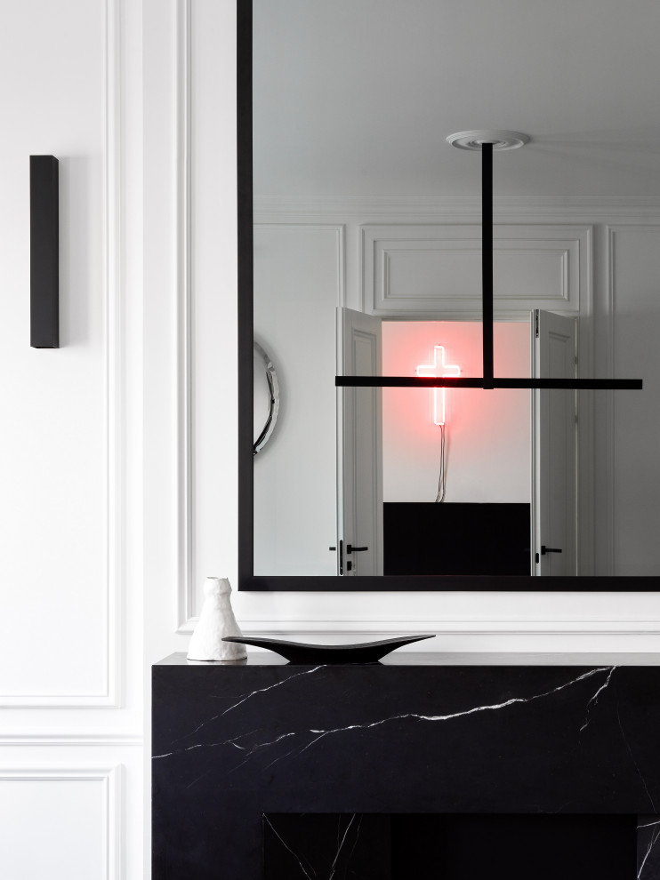 Скрытый телевизор над камином