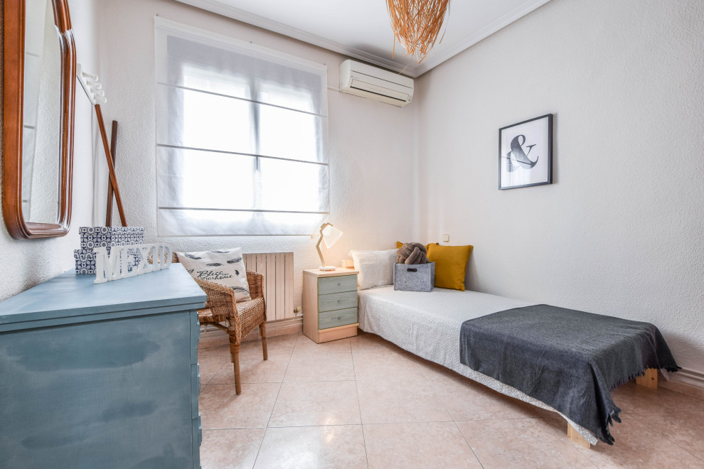 Diseño de dormitorio infantil de 4 a 10 años tradicional renovado pequeño con paredes blancas, suelo de baldosas de cerámica y suelo beige