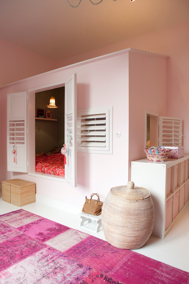 Transitional kids' bedroom in Amsterdam with pink walls for kids 4-10 years old and girls.