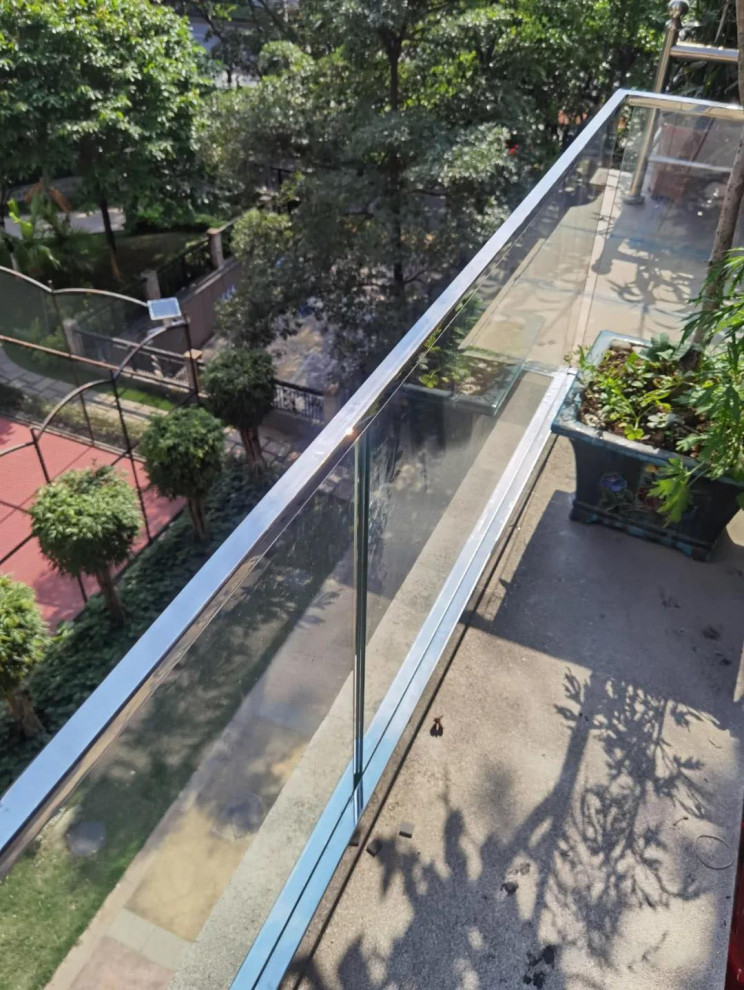 Esempio di un privacy sul balcone moderno di medie dimensioni