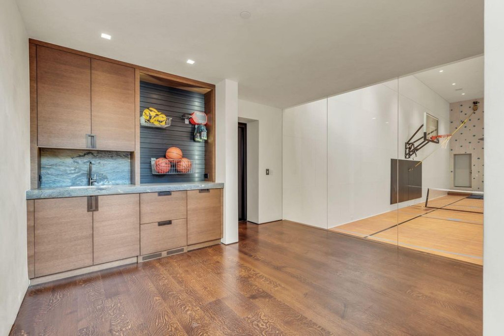 Esempio di un'ampia palestra in casa minimalista con pavimento in legno massello medio, pavimento marrone e soffitto in legno