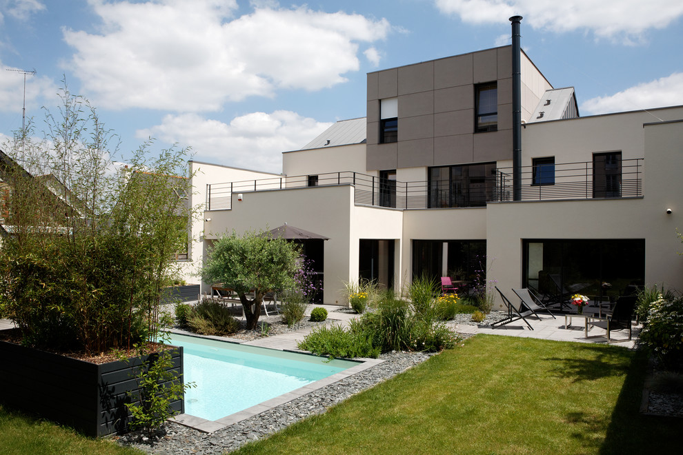 Design ideas for a modern pool in Nantes.