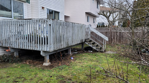 Inspiration for a modern deck remodel in Vancouver