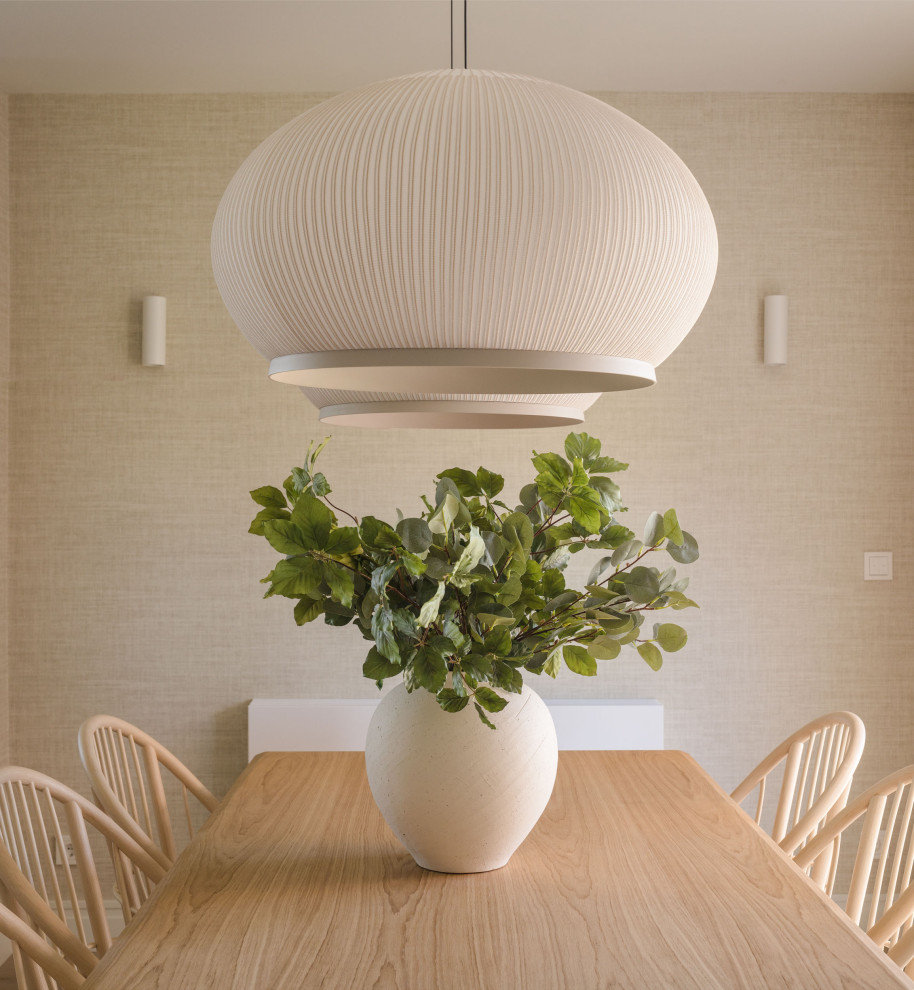 Modelo de comedor tradicional renovado grande abierto sin chimenea con paredes beige, suelo laminado, suelo marrón y papel pintado