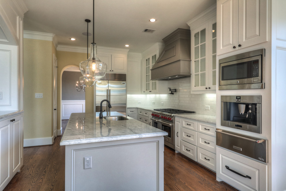 Kitchen - transitional kitchen idea in Houston