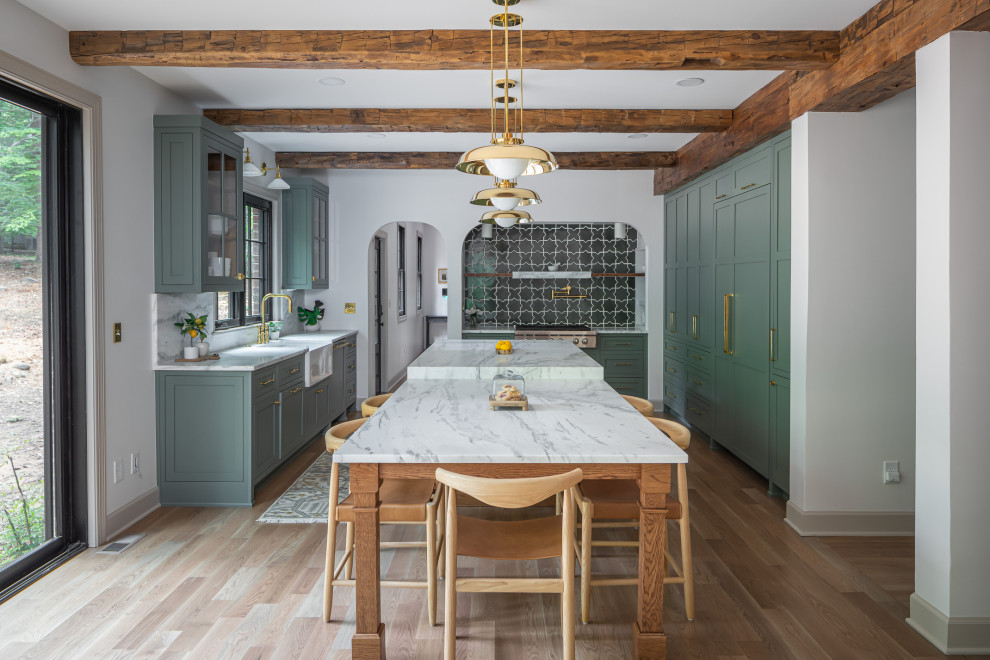 Exempel på ett stort klassiskt vit vitt kök, med en rustik diskho, skåp i shakerstil, gröna skåp, bänkskiva i kvartsit, grönt stänkskydd, stänkskydd i cementkakel, rostfria vitvaror, mellanmörkt trägolv, en köksö och brunt golv