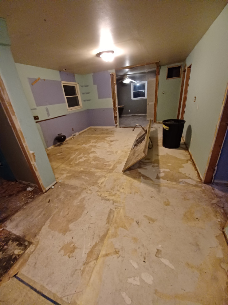 Transitional home design photo in Milwaukee