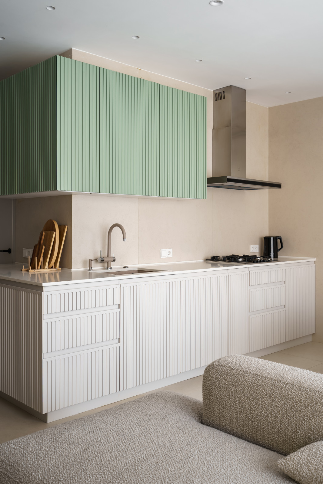 Белая кухня с отдельными пеналами