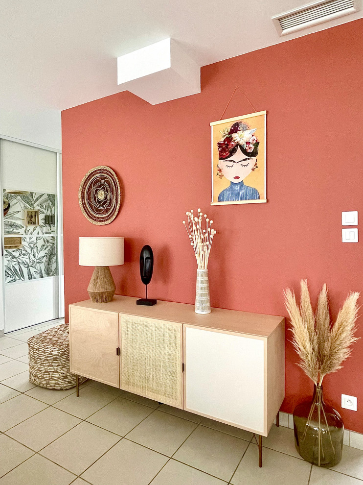 Ispirazione per una sala da pranzo aperta verso il soggiorno tropicale di medie dimensioni con pareti bianche, pavimento con piastrelle in ceramica e pavimento beige