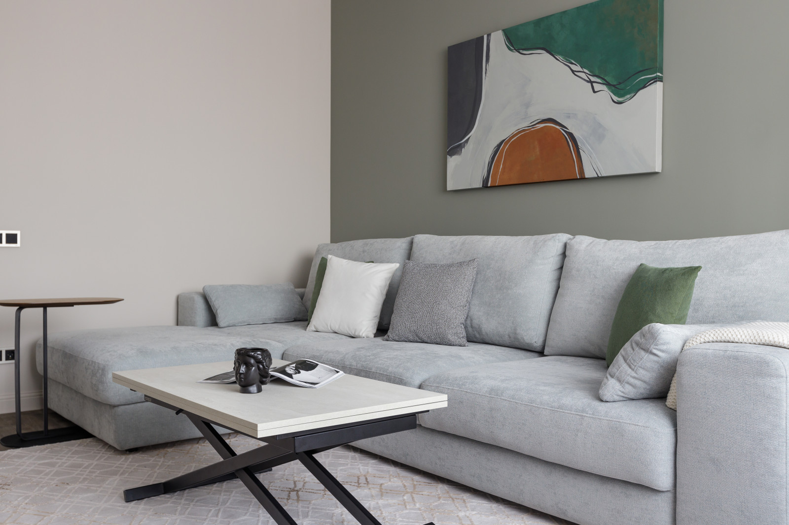 Интерьер квартиры в Приморском районе Санкт-Петербурга с видом на Лахта Центр