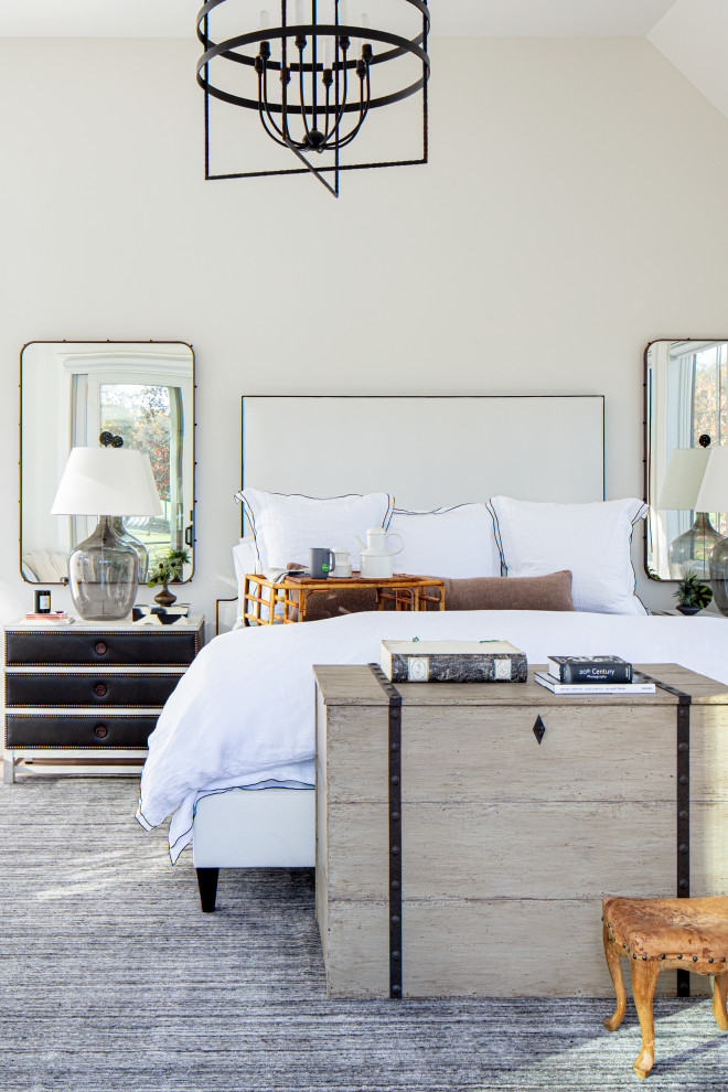 Großes Country Hauptschlafzimmer mit weißer Wandfarbe, braunem Holzboden, beigem Boden und gewölbter Decke in Richmond