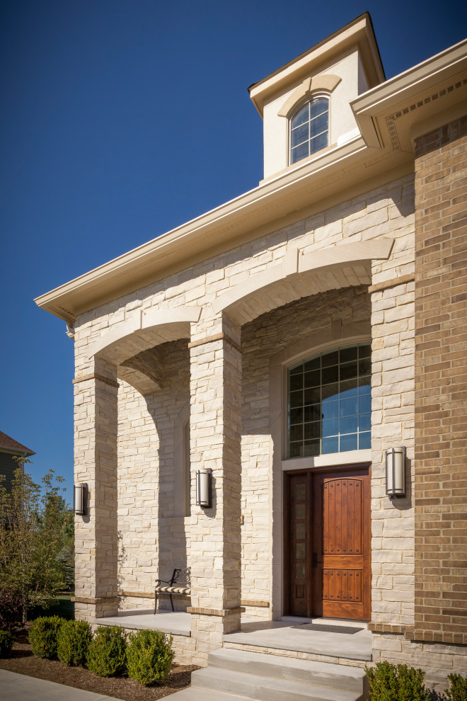 Example of a transitional home design design in Detroit