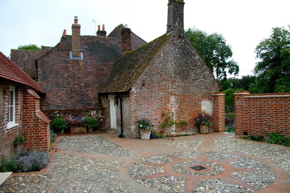 Photo of a traditional courtyard patio in Kent.