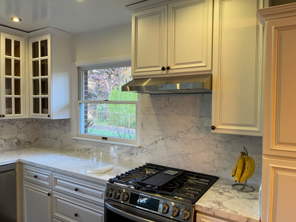 Transitional kitchen photo in DC Metro