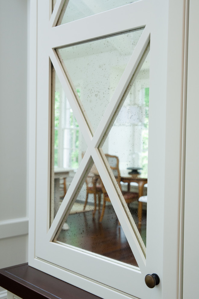Example of a transitional home design design in Atlanta