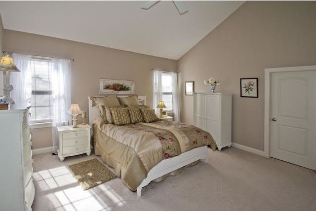 This is an example of a traditional bedroom in Columbus.