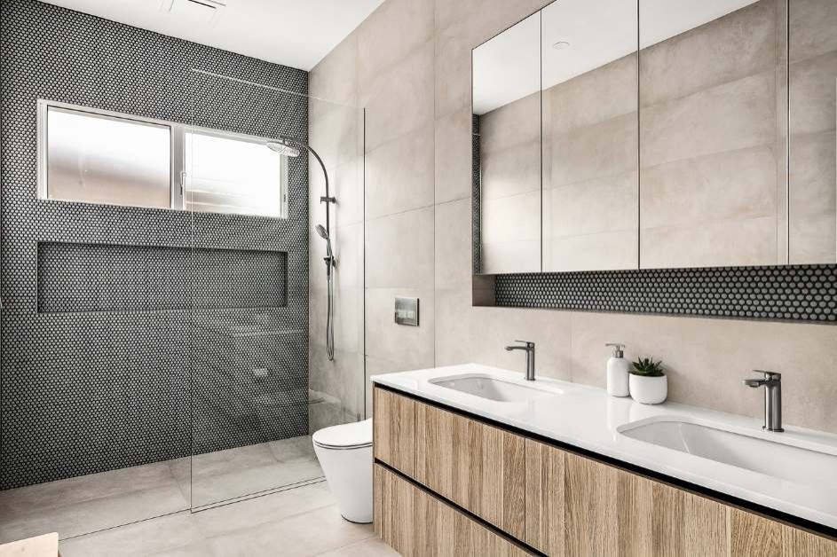 This is an example of a contemporary bathroom in Sydney.