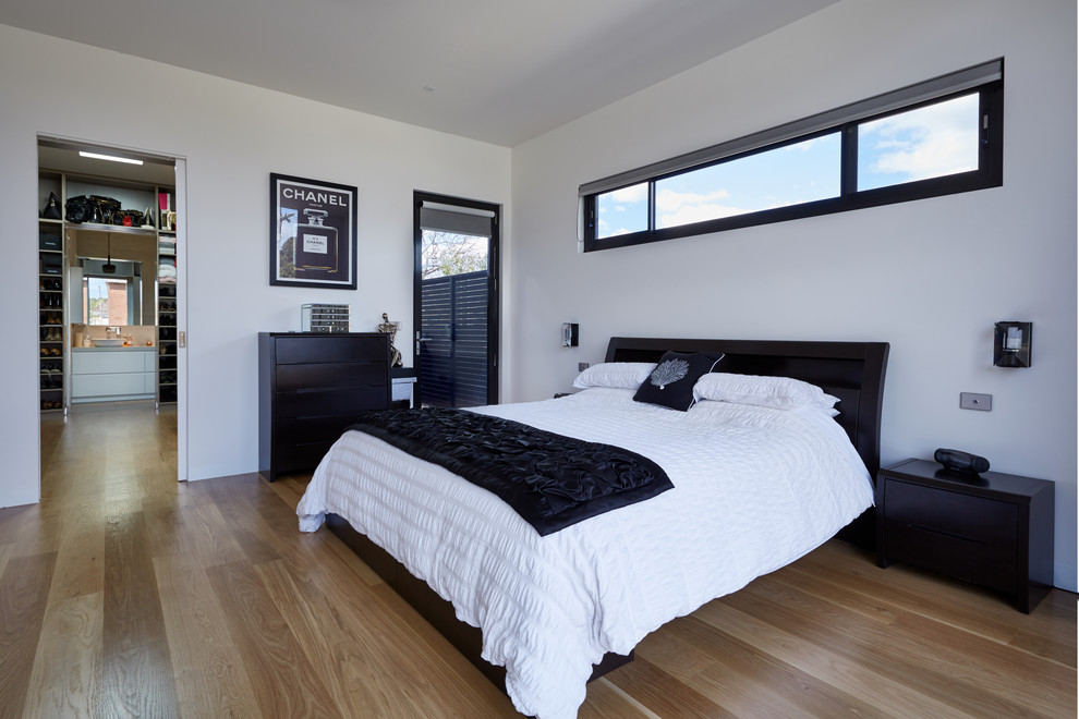 Inspiration for a modern bedroom in Melbourne.