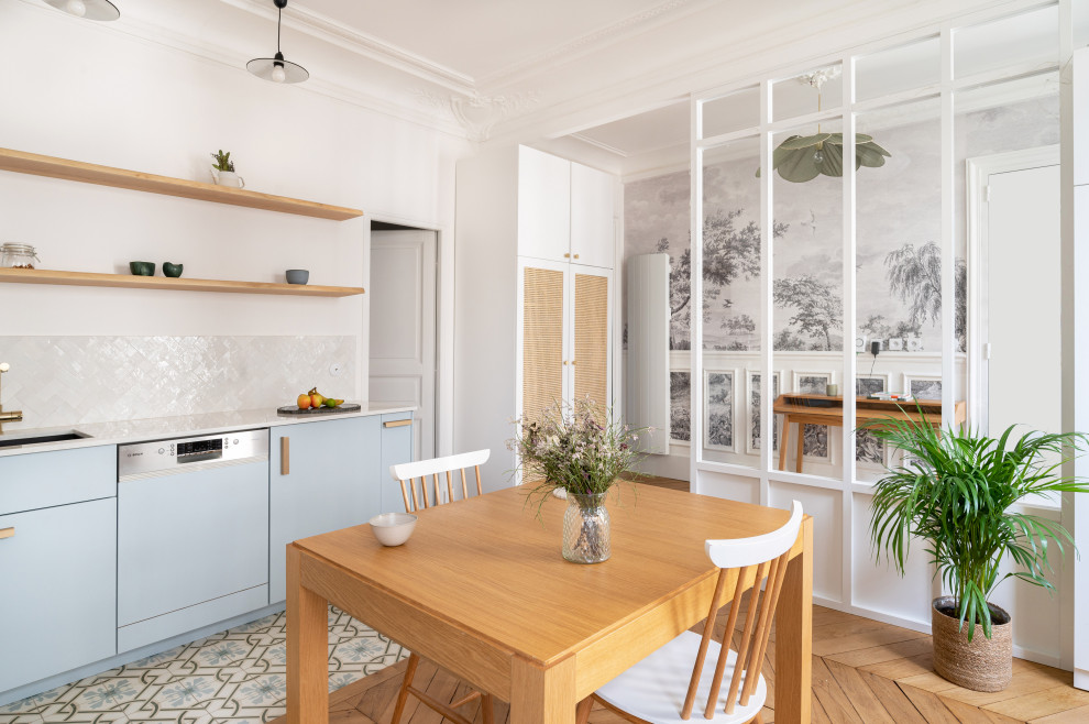 パリにある高級な広いコンテンポラリースタイルのおしゃれなキッチン (アンダーカウンターシンク、珪岩カウンター、白いキッチンパネル、セラミックタイルのキッチンパネル、セメントタイルの床、白いキッチンカウンター) の写真