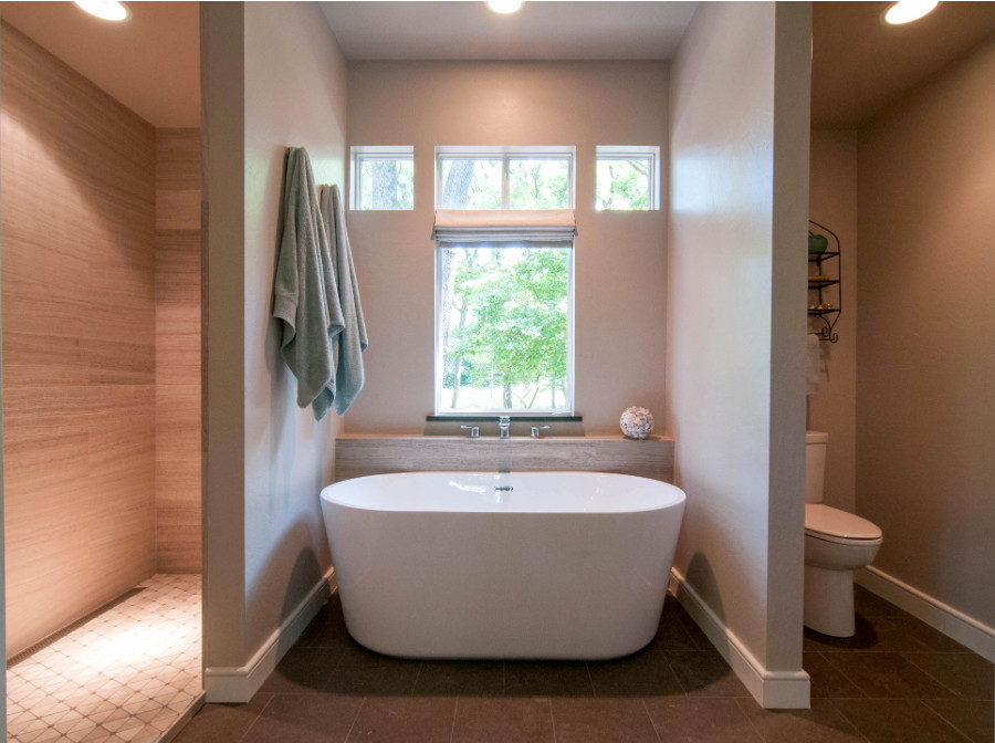 Стильный дизайн: большая главная ванная комната в стиле модернизм с отдельно стоящей ванной, душем без бортиков, раздельным унитазом, бежевой плиткой, плиткой из травертина, открытым душем и полом из известняка - последний тренд