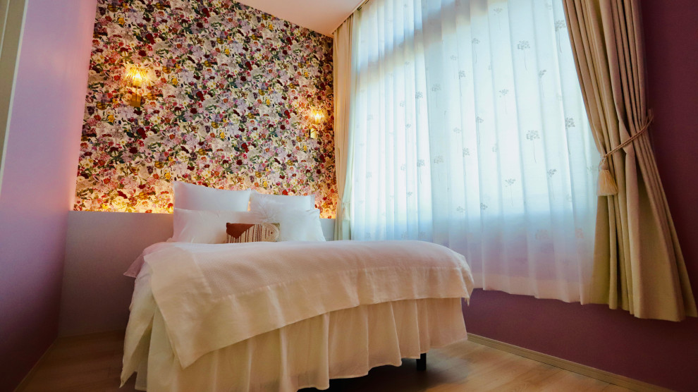 Cette image montre une chambre parentale design avec un mur violet, parquet peint, un plafond en papier peint et du papier peint.
