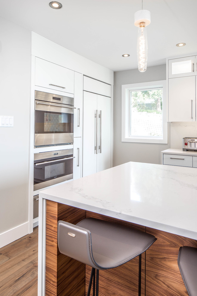 Transitional kitchen photo in Vancouver
