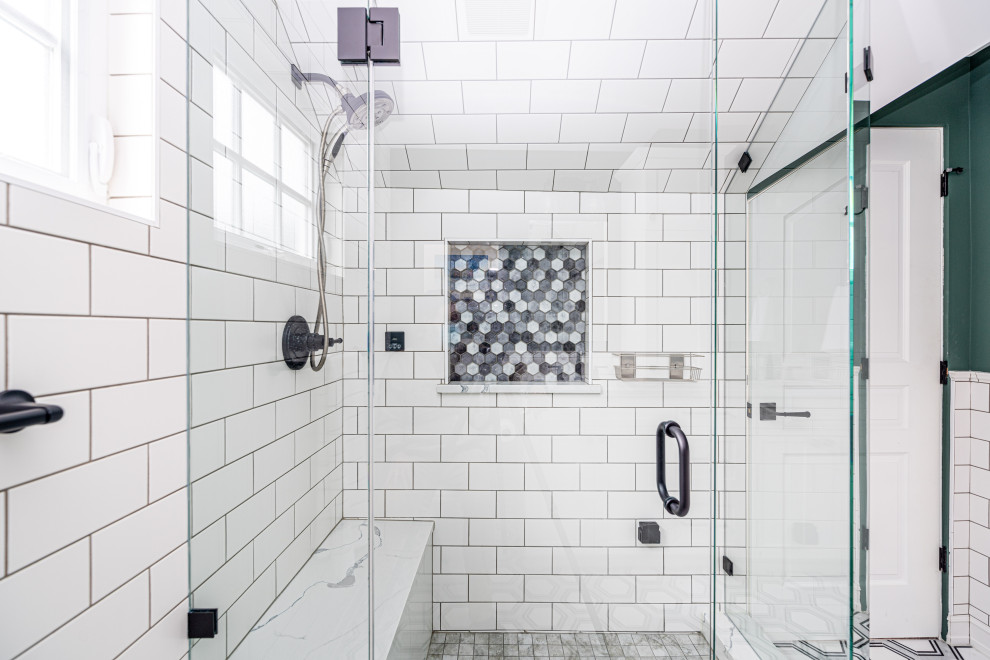 Inredning av ett modernt mellanstort vit vitt en-suite badrum, med skåp i shakerstil, vita skåp, en toalettstol med separat cisternkåpa, vit kakel, keramikplattor, gröna väggar, klinkergolv i keramik, ett undermonterad handfat, bänkskiva i kvarts, grått golv och dusch med gångjärnsdörr