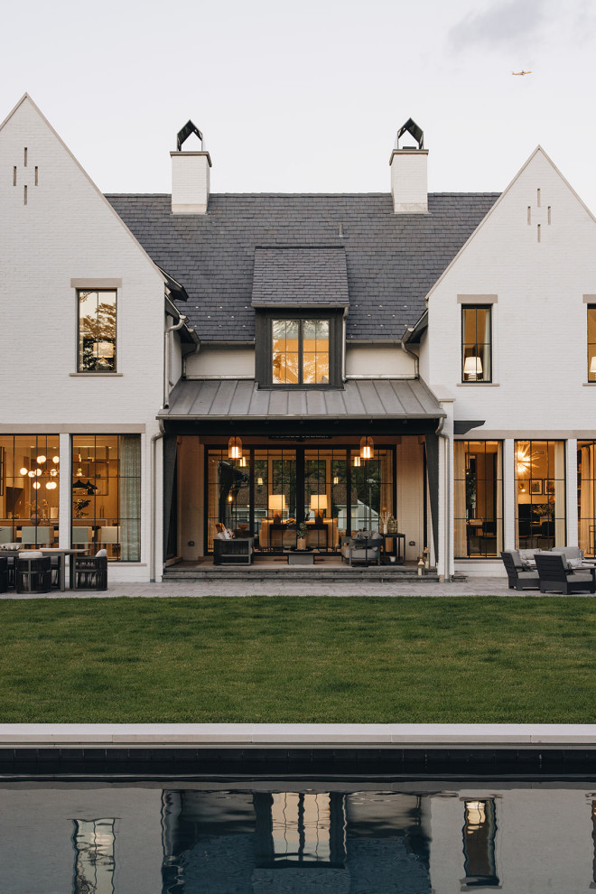 Example of a transitional home design design in Chicago