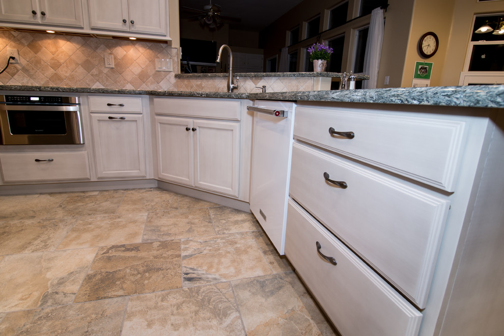 Esempio di una cucina abitabile con lavello sottopiano, ante lisce, ante beige, top in quarzo composito, paraspruzzi beige, paraspruzzi con piastrelle in pietra e pavimento in ardesia