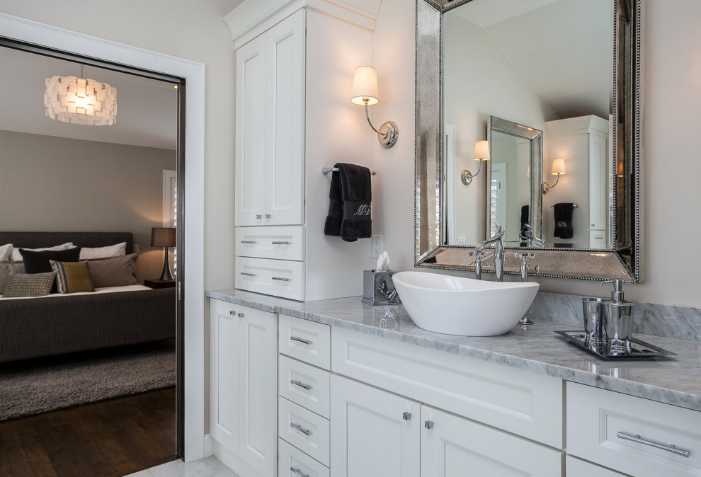 Aménagement d'une salle de bain principale classique de taille moyenne avec un placard à porte shaker, des portes de placard blanches, un carrelage blanc, un mur blanc, un lavabo posé et un plan de toilette en granite.