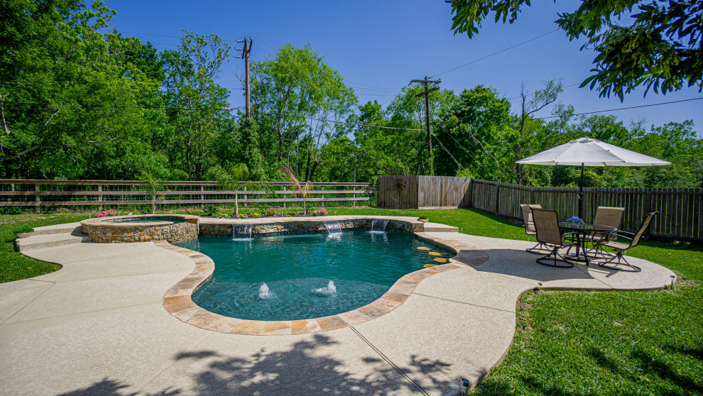 На фото: ландшафтный бассейн среднего размера, произвольной формы на заднем дворе в стиле кантри с настилом с