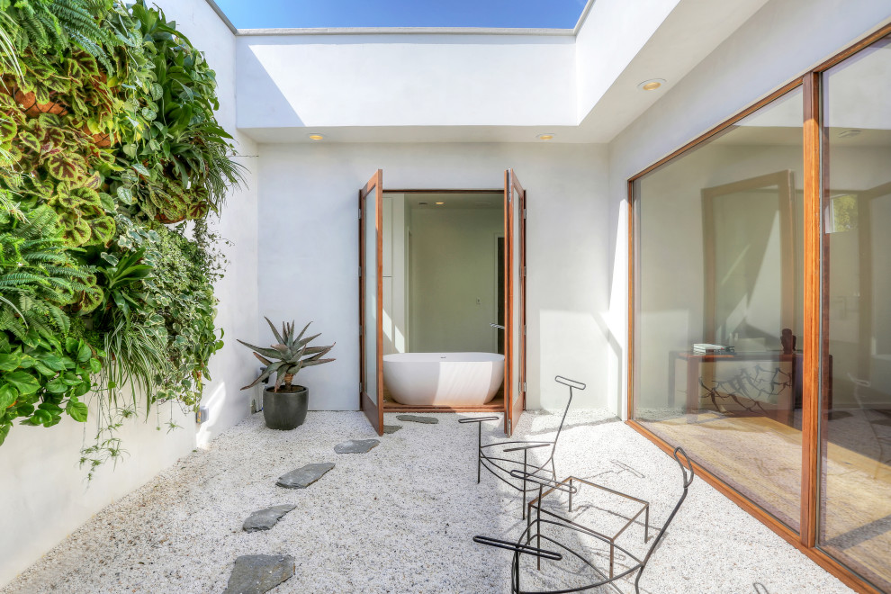 Idée de décoration pour un mur végétal de terrasse minimaliste de taille moyenne avec du gravier et aucune couverture.