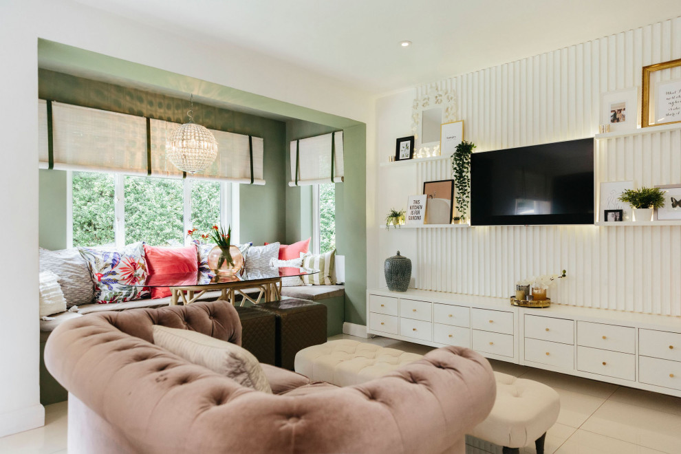 Idee per un grande soggiorno stile shabby aperto con sala formale, pareti verdi, TV a parete e pareti in perlinato