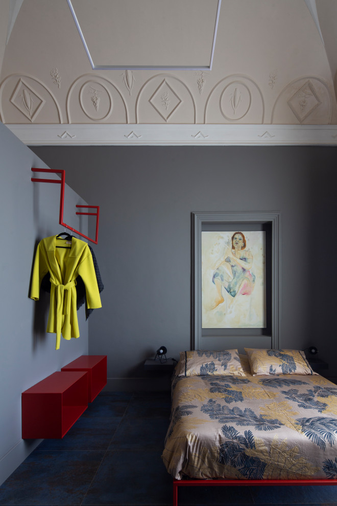 Modelo de dormitorio abovedado ecléctico con paredes grises y suelo azul