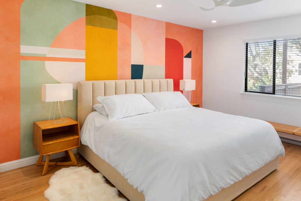 Ejemplo de dormitorio principal contemporáneo de tamaño medio con paredes multicolor, suelo de madera clara y suelo marrón