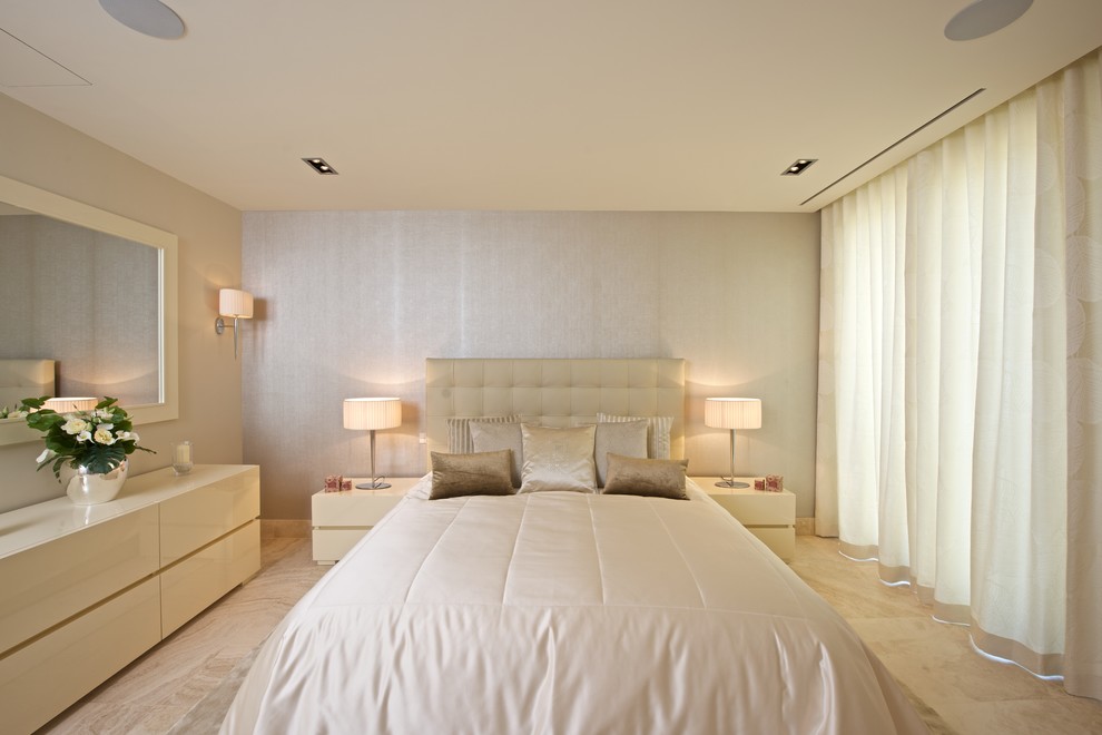 Transitional bedroom in Palma de Mallorca.