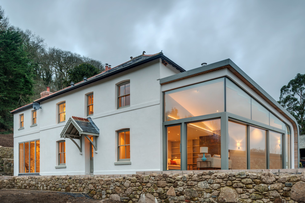 Großes, Zweistöckiges Modernes Einfamilienhaus mit Glasfassade und weißer Fassadenfarbe in Devon