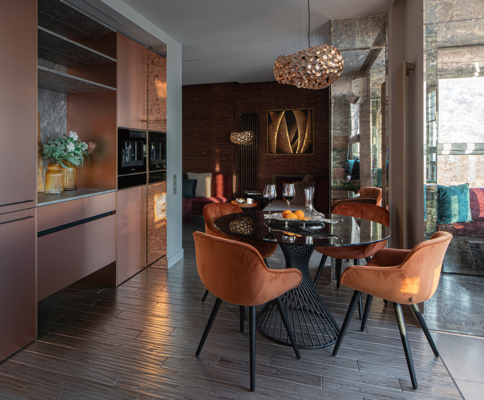 Mittelgroße Moderne Wohnküche mit grauer Wandfarbe, dunklem Holzboden, grauem Boden, Tapetendecke und Wandpaneelen in Jekaterinburg