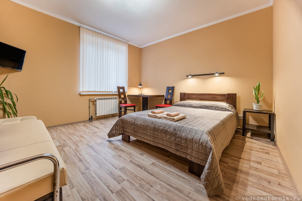 Идея дизайна: гостевая спальня среднего размера, (комната для гостей) в современном стиле с бежевыми стенами, полом из ламината и бежевым полом