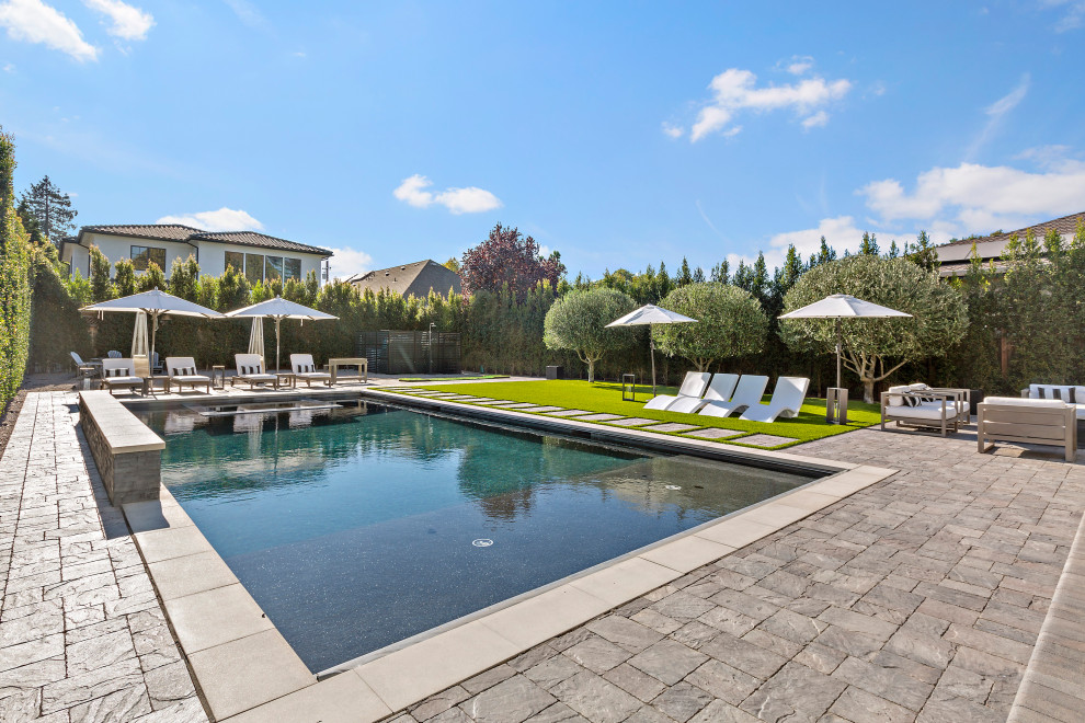 Transitional pool photo in San Francisco