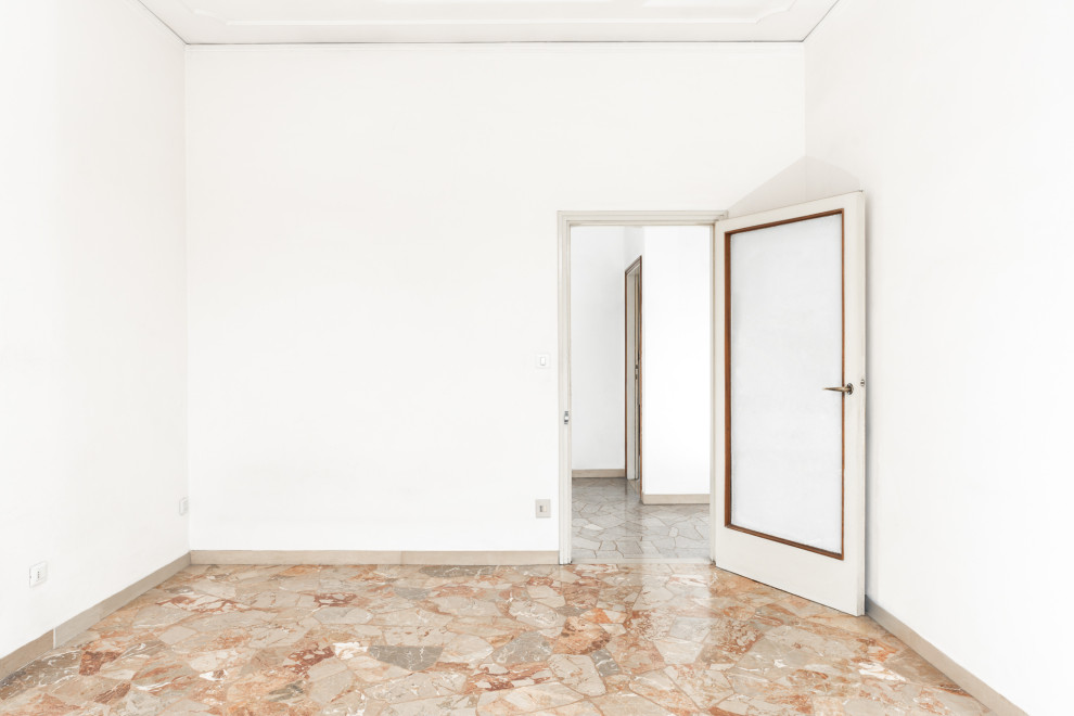 Ejemplo de dormitorio minimalista de tamaño medio con paredes blancas, suelo de mármol y suelo beige