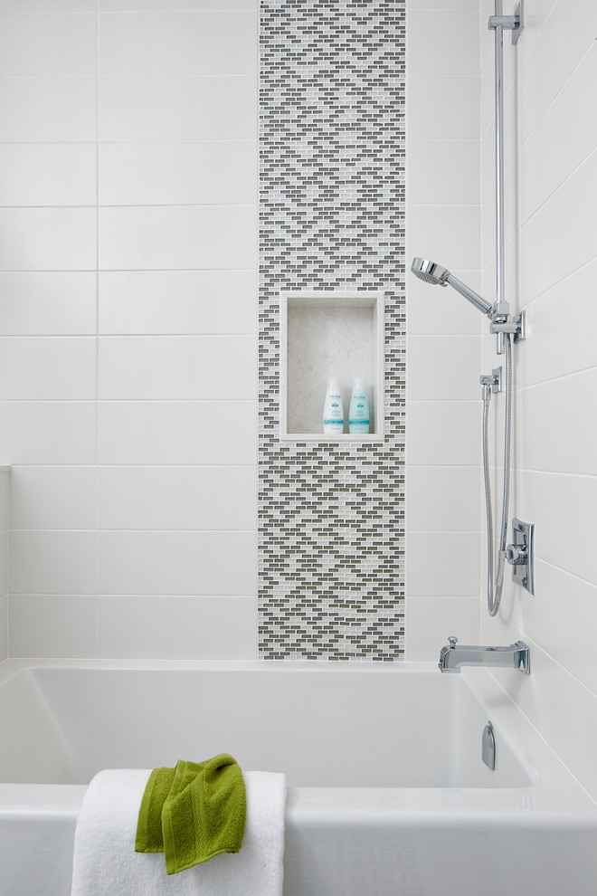 Example of a transitional bathroom design in Toronto