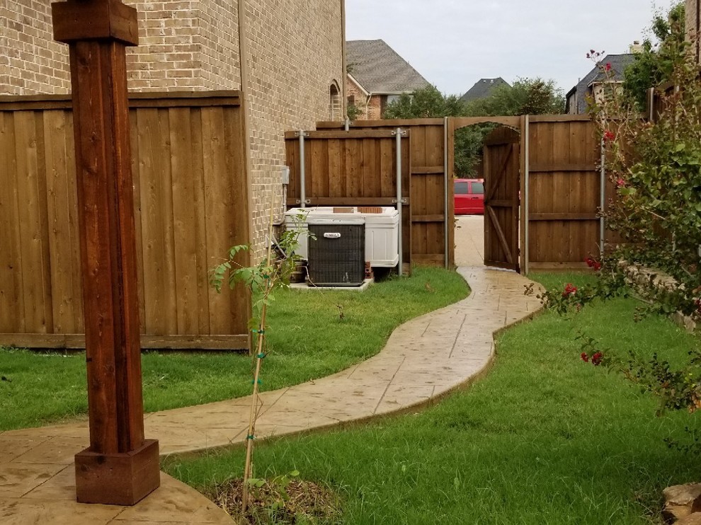 Inspiration for a rustic landscaping in Dallas.